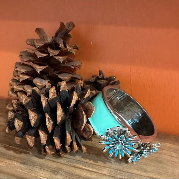 VINCE CAMUTO ~ Women’s aqua/teal blue magnetic clasp closure bracelet. - Picture 7 of 9